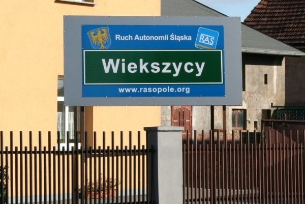 Tablica stanęła na posesji Krystiana Pogodzika, sołtysa Większyc.