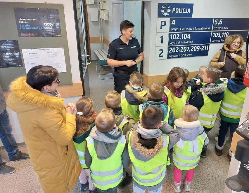 Dzieci z przedszkola w Lipsku odwiedziły komendę policji. Uczyły się zasad bezpieczeństwa i poznały pracę policjantów