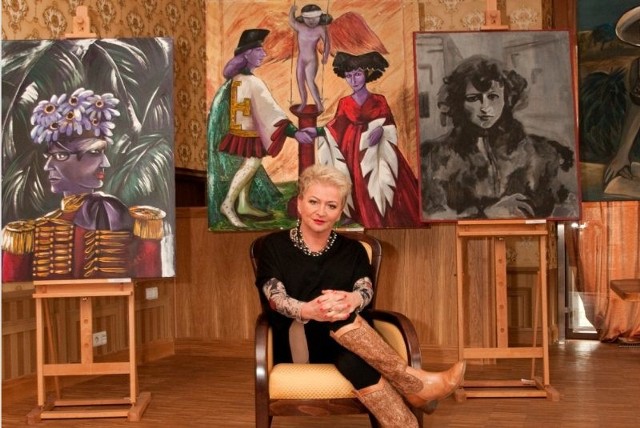 Hanna Bakuła na tle niektórych swoich obrazów, przekazanych na własność prudnickiemu muzeum. W niedzielę 22 kwietnia pisarka i malarka podarowała muzeum 23 kolejne dzieła, w większości portrety.