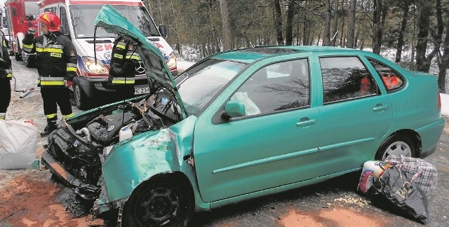 Po tym jak volkswagen uderzył w drzewo, pasażerka auta została zabrana do szpitala.