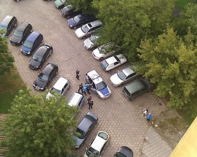 W niedzielę wczesnym rankiem na ul. Walecznych na Kapuściskach interweniowała policja. Wszystko przez mężczyznę, który najpierw uszkodził taksówkę, następnie na jednym z pięter bloku zabarykadował się w mieszkaniu. Policjanci wraz ze strażakami chcieli się dostać do środka. Strażacy rozłożyli pod blokiem specjalną matę na wypadek, gdyby mężczyzna chciał skoczyć.  Ok. 8.20 był już w rękach policji. Jak informują policjanci, zgłoszenie od taksówkarza, który ma agresywnego klienta otrzymali dziś po godz. 7. - Zgłaszający informował też, że mężczyzna zniszczył mu samochód - mówi st. asp. Lidia Kowalska z biura prasowego Komendy Wojewódzkiej Policji w Bydgoszczy. Agresywny klient po opuszczeniu taksówki, uciekł i zabarykadował się w mieszkaniu. Zatrzymany mężczyzna to 20-latek. Został osadzony w policyjnym areszcie do wytrzeźwienia. W chwili zatrzymania był mocno pijany. Dopiero po wytrzeźwieniu zostaną z nim przeprowadzone czynności procesowe.   Nieoficjalnie dowiedzieliśmy się, że agresywny mężczyzna był pod wpływem narkotyków i uciekał przed policją, bojąc się kolejnej odsiadki za posiadanie środków odurzających.Do sprawy wrócimy.