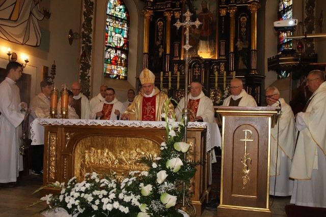 Msza święta w kosciele w Kopkach, z udziałem biskupa Krzysztofa Nitkiewicza