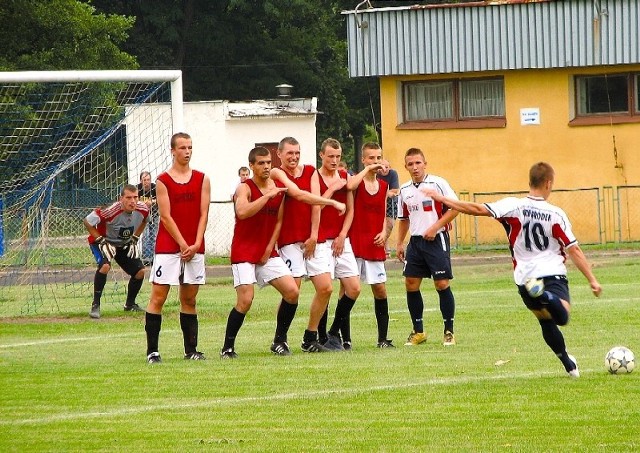 Liczne strzały z dystansu w wykonaniu piłkarzy Gryfa Gródek mijały bramkę Tura lub padały łupem naszego bramkarza. Na zdjęciu od lewej: Kamil Osmulski (w bramce), Kamil Jakubowski, Karol Car, Adam Naumczuk, Rafał Iwaniuk, Krystian Kulikowski (wszyscy Tur) oraz strzelec dwóch goli dla zespołu gości Tomasz Dzierzgowski (w białej koszulce obok muru; wiosną także piłkarz Tura).