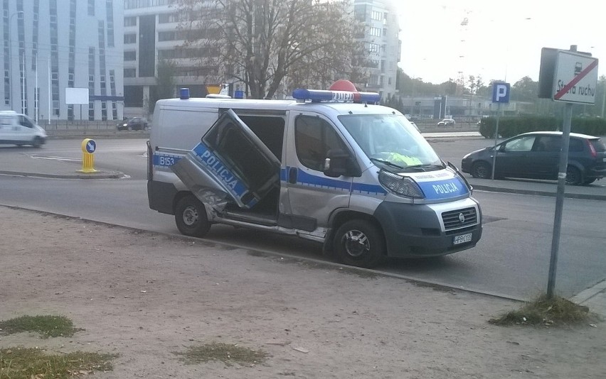 Wypadek policyjnego radiowozu na Legnickiej