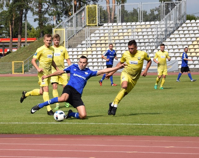 Piłkarze Energii Kozienice (w żółtych koszulkach) w najciekawszym meczu III rundy zmierzą się z Klubem Sportowym Warka.