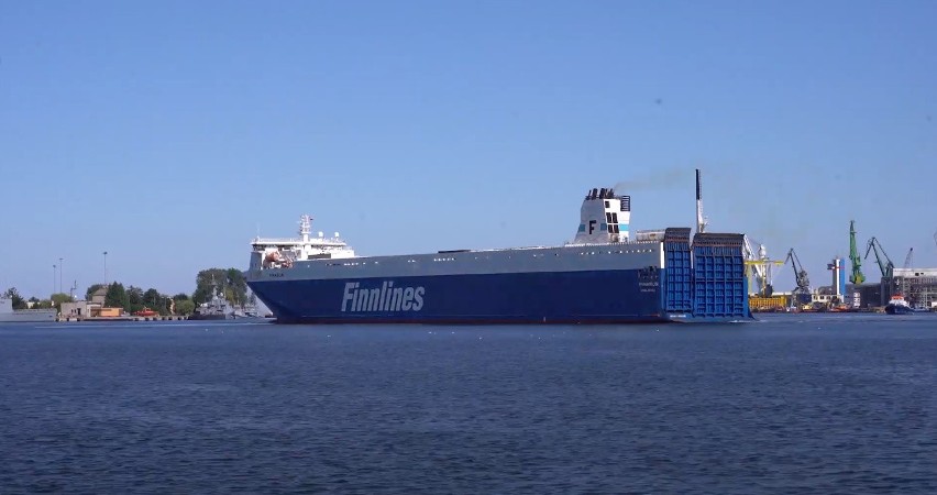 Przy nabrzeżu Rumuńskim w Porcie Gdynia, zacumował duży statek typu ro-ro. Port Gdynia testuje nowe połączenie