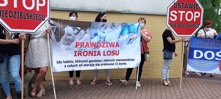 Strajk ostrzegawczy pielęgniarek i położnych. Pikieta przed szpitalem w Tarnobrzegu. "Stop ustawie Niedzielskiego" (ZDJĘCIA)