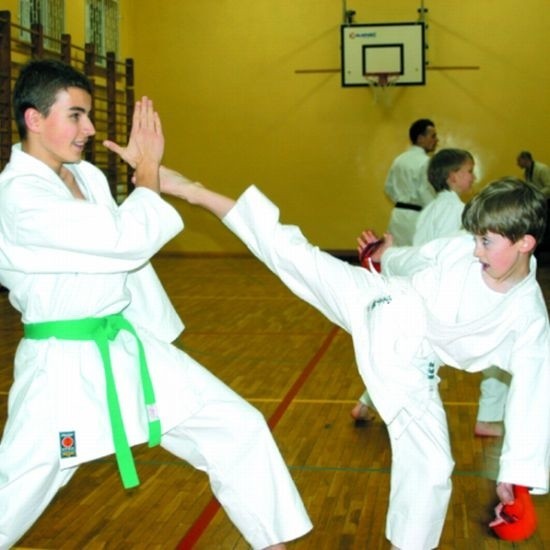 Maciek Januszewski (po lewej) i Szymon Czerepko urządzili nam specjalny pokaz. Tak walczą wicemistrzowie świata, choć na razie w kategorii najmłodszych adeptów karate.