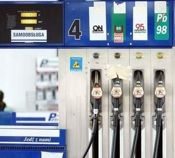Cena litra paliwa skoczy o 5-7 groszy, alarmuje Polska Organizacja Przemysłu i Handlu Naftowego. Razem z podwyżką stawki VAT przełoży się to na wzrost cen paliw 9 do 11 groszy za litr.