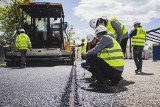 W Oleszycach powstał testowy odcinek drogi z dodatkiem siarkowym. Ma być znacznie wytrzymalsza od tradycyjnej [ZDJĘCIA, WIDEO]