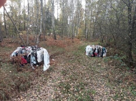 Sterty ubrań porzucone w gminie Mirzec na prywatnych działkach. Jest apel o wzmożoną czujność i zgłaszanie na policję (ZDJĘCIA)