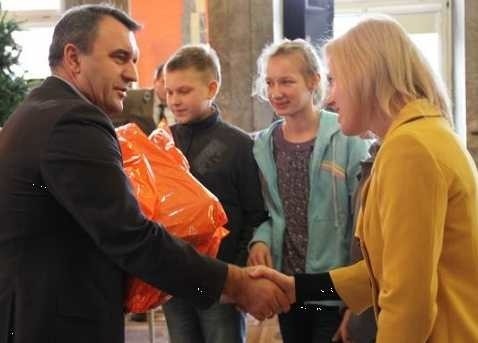 Zwycięzcy ze szkoły w Bukowie odbierają nagrody od Piotra Żołądka, członka Zarządu Województwa Świętokrzyskiego.