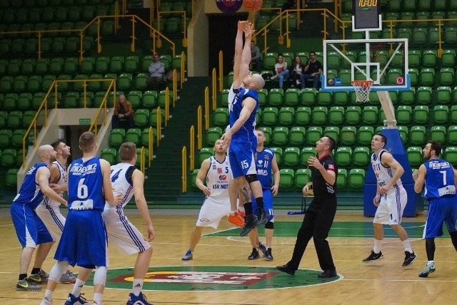 Drużyna KSK Noteć Inowrocław walczy o pozostanie w pierwszej lidze. Nie będzie to jednak łatwe. Pierwszy mecz z AZS AWF Katowice przegrała na własnym boisku 76:80.