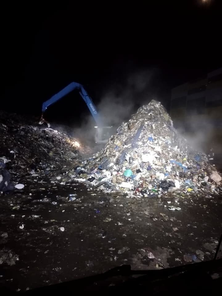 Informacja o pożarze składowiska odpadów w Fałkowie dotarł...