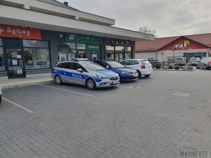 Napad na bank w Opolu Czarnowąsach. Zamaskowany bandyta wszedł do placówki w czwartek przed południem i zażądał pieniędzy od kasjerki