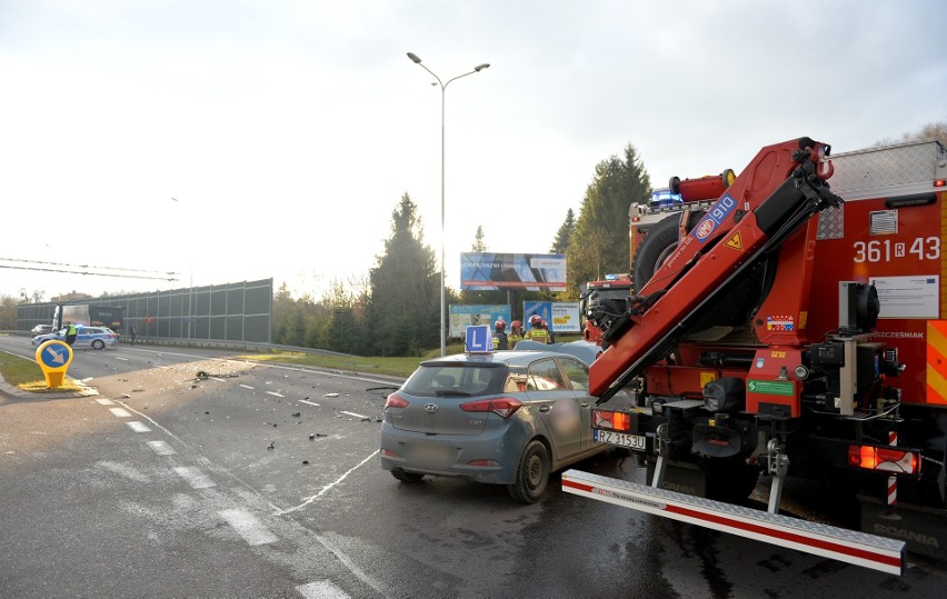 Na alei Wolności w Przemyślu hyundai nauki jazdy zderzył się z ciężarówką. Cud, że nikt nie został ranny [ZDJĘCIA]