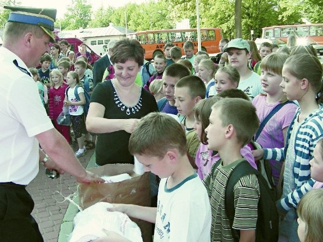 Na uroczystość podsumowania I etapu projektu "Młodzież powiatu hajnowskiego uczy się pływać &#8211; 2011&#8221; przybyło 255 uczestników programu. Każdy otrzymał upominek oraz duży ręcznik kąpielowy z pamiątkowym nadrukiem.