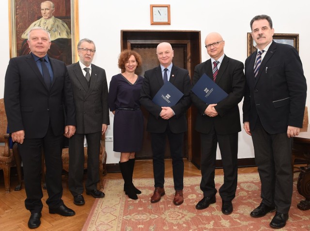 W uroczystym podpisaniu porozumienia pomiędzy Politechniką Krakowską a miastem Sandomierz udział wzięli (od lewej): prorektor Politechniki Krakowskiej profesor Andrzej Białkiewicz, dziekan  Wydziału Architektury profesor Jacek Gyurkovich, zastępca burmistrza Sandomierza Katarzyna Zioło, burmistrz miasta Marek Bronkowski, rektor Politechniki Krakowskiej profesor Jan Kazior, dziekan Wydziału Inżynierii Środowiska profesor Stanisław Rybicki.