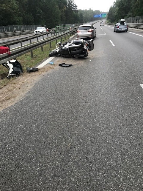 Wypadek na A6 koło węzła Rzęśnica z udziałem motocyklisty