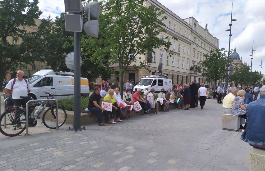 Kampania wyborcza w Lublinie. Wizyta prezydenta Dudy i Krzysztofa Bosaka, demonstracja LGBT na placu Litewskim