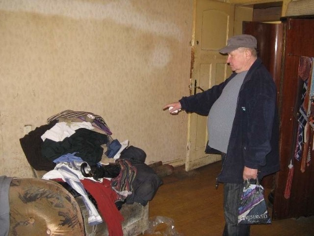 Zdewastowane mieszkanieCałe mieszkanie zawalone jest stertami starej odzieży i śmieci