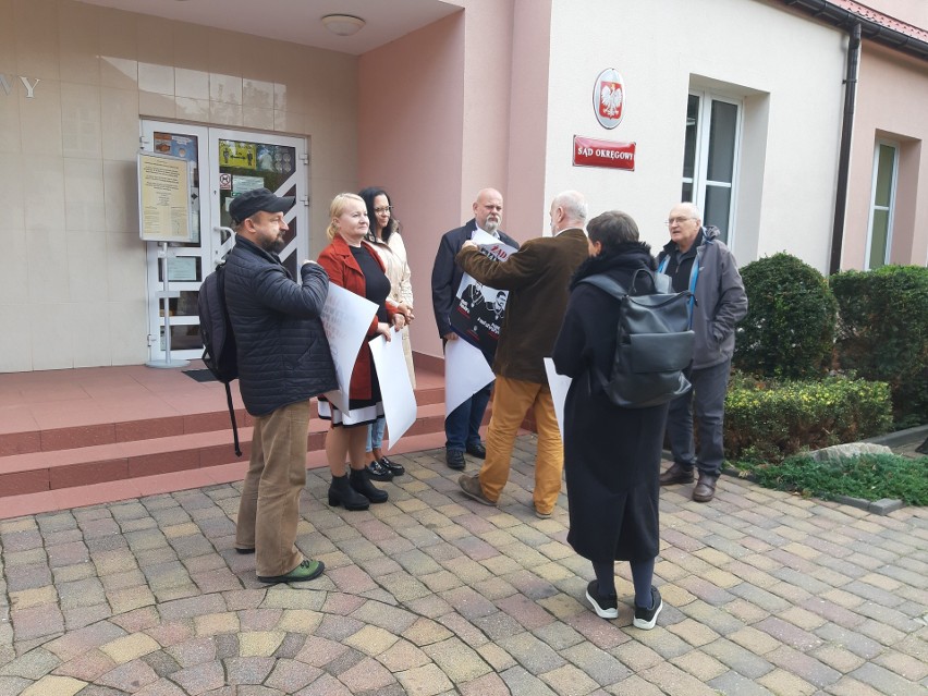 Ostrołęka. Protest sędziów przed Sądem Okręgowym. Ryszard Warda odczytał uchwałę Stowarzyszenia Sędziów „Iustitia”. 21.09.2021. Zdjęcia