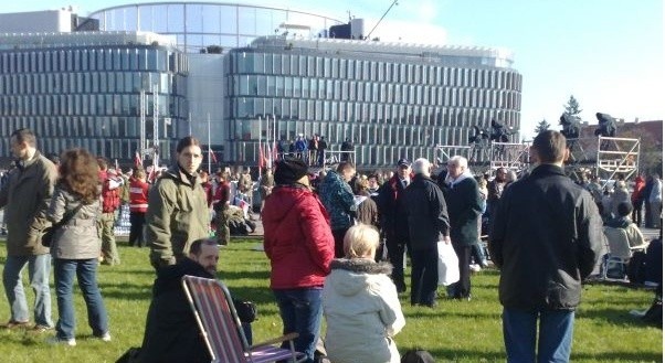 Na placu Piłsudskiego są już setki osób