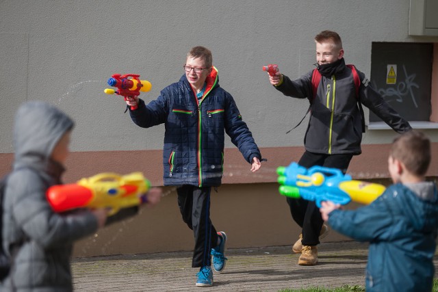 Śmigus-dyngus zwany także lanym poniedziałkiem to jedna z najciekawszych tradycji wielkanocnych. Dawniej zwyczaj ten związany był z okazywaniem radości po odejściu zimy i przywitaniem wiosny. W tym szczególnym dniu kobiety oblewano wodą i smagano gałązką. Zapraszamy do galerii zdjęć naszego fotoreportera.ZOBACZ TAKŻE: Im symboliczne zmoczenie nie wystarczy. Skoki do wody w lany poniedziałek