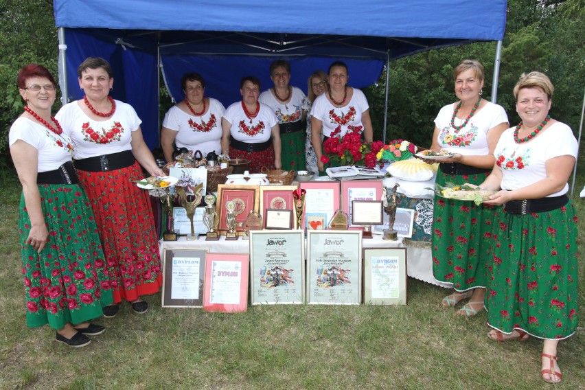 Świętokrzyski Jarmark Agroturystyczny w Tokarni. Pyszne świętokrzyskie dania i ludowa zabawa (ZDJĘCIA)