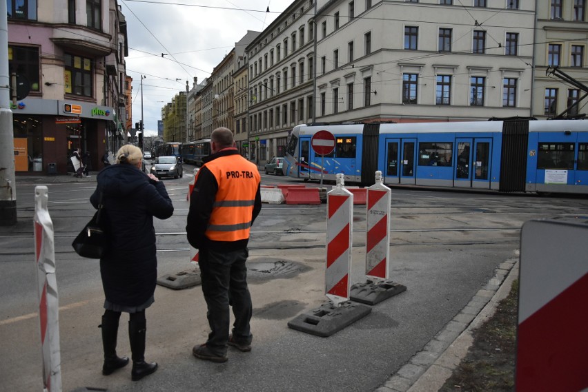 Zakaz wjazdu w Krupniczą nie działa. Nie pomogły dodatkowe przeszkody