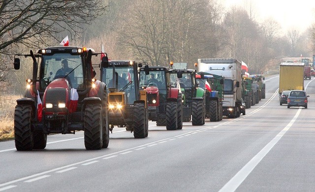 Nie wiadomo, jak długo rolnicy zostaną na Wałach. - Ostatnio planowaliśmy 2 dni a spędziliśmy tu zimę - przyznał przewodniczący Solidarności rolników w regionie.