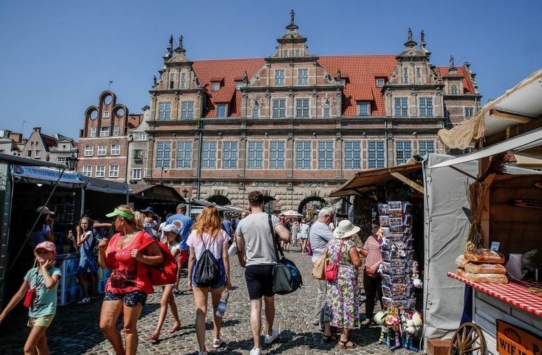 Wakacje w pełni. Na ulicach Gdańska i Sopotu pełno jest...