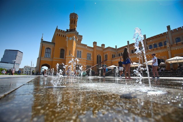 Dolny Śląsk należy do jednych z najbardziej gorących regionów w całej Polsce, a Wrocław często bije rekordy temperatur. W minioną sobotę - 19 czerwca 2021 odnotowano we Wrocławiu 33,5 stopnia, w niedzielę jest jeszcze minimalnie cieplej. Sprawdziliśmy jakie lata były najgorętsze w naszym mieście.Jesteście ciekawi kiedy to było i jak wyglądały najgorętsze lata we Wrocławiu? Zobaczcie w naszej galerii - możesz poruszać się po niej za pomocą strzałek, myszki albo gestów na smartfonie.Zestawienie zostało opracowane na podstawie danych historycznych, udostępnionych na stronie weatheronline.pl