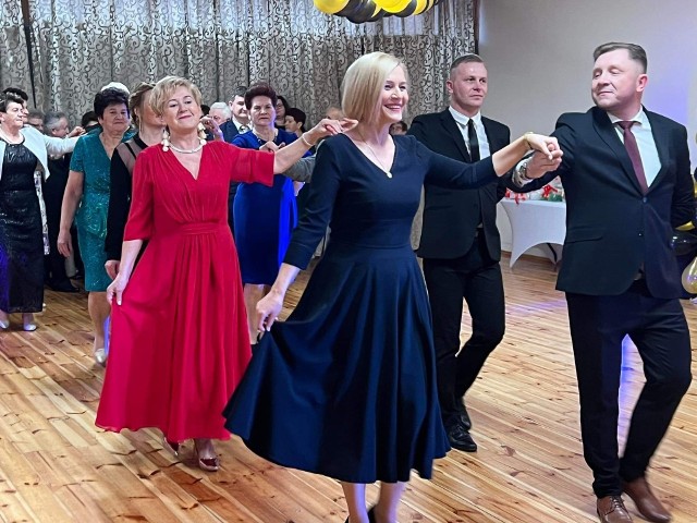 Bal otworzył uroczysty polonez. Tańczą wicemarszałek Renata Janik i burmistrz Irena Marcisz.