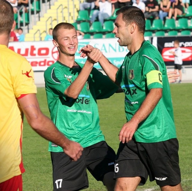 Napastnik Stali Stalowa Wola, Wojciech Fabianowski (z prawej, obok Mateusz Argasiński) mierzy w pierwszą czwórkę w tabeli na koniec jesiennych rozgrywek w drugiej lidze.