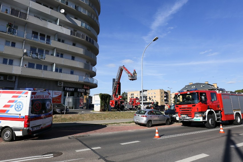 Na miejsce wysłano trzy zastępy straży pożarnej, policję i...