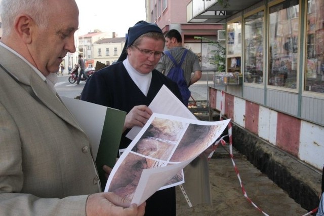 Siostra Mirosława i burmistrz Przeworska Janusz Magoń oglądają pierwsze fotografie odkrytych podziemi. Niewykluczone, że dzisiaj burmistrz będzie chciał zlustrować lochy osobiście.