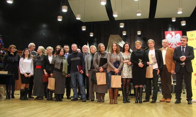 Nagrodzeni autorzy z komisja konkursową i organizatorami.