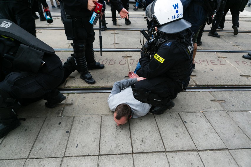 I Marsz Równości. Policja zatrzymała agresywnych mężczyzn. Doszło do szarpaniny w Alei Fontann [WIDEO]