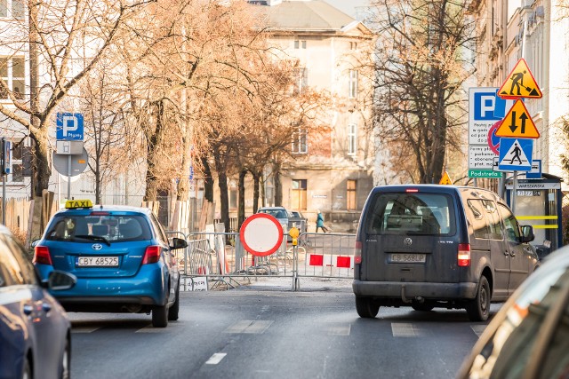 Zamknięta ulica Fredry w centrum miasta to jeden z punktów na planie Bydgoszczy z niedokończoną rozbudową i modernizacją sieci kanalizacji deszczowej.