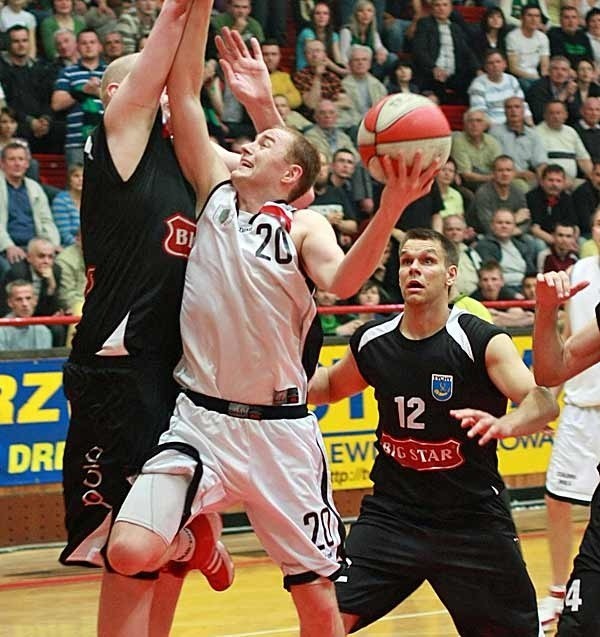 Koszykarze Stali Stalowa Wola (z piłką Karol Szpyrka) po czterech meczach remisują z Big Starem Tychy 2:2. 