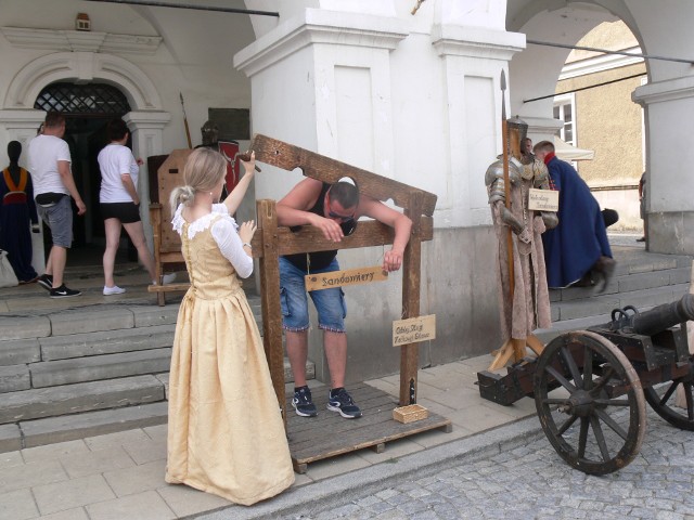 Wśr&oacute;d licznych atrakcji czekających na turyst&oacute;w, na sandomierskiej Star&oacute;wce, jak magnes przyciąga stojąca w Rynku pod numerem 10 - Kamienica Oleśnickich. Przed budynkiem, w kt&oacute;rym mieści się Strażnica Kultury i Historii Kr&oacute;lewskiego Miasta Sandomierza czekają dw&oacute;rki i rycerze z Chorągwi Rycerstwa Ziemi Sandomierskie.