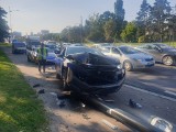 Groźnie na al. Piłsudskiego w Łodzi! Auto powaliło latarnię! ZDJĘCIA
