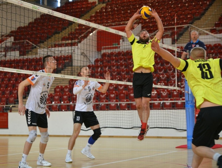 Zespół Volley Waśniów zwyciężył w siatkarskim turnieju w Ostrowcu Świętokrzyskim. Zobacz zdjęcia