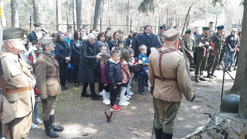 Szkoła w Olesznie pamiętała o 80. rocznicy śmierci majora "Hubala". Piękne uroczystości. Zobacz zdjęcia