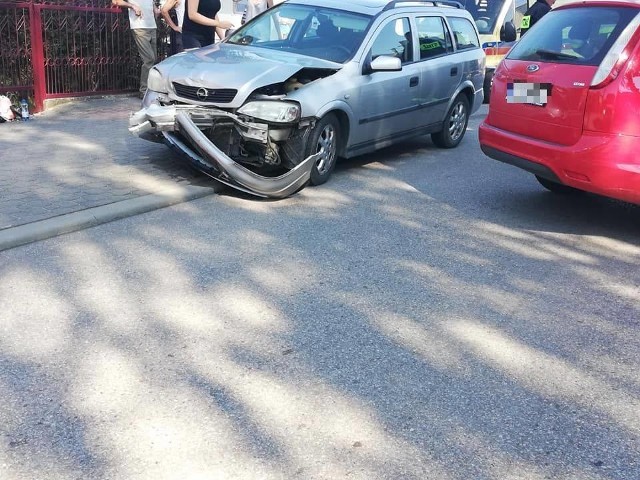 Do kolizji dwóch aut w Suchowoli na ulicy Augustowskiej przy stacji paliw doszło w czwartek przed południem.