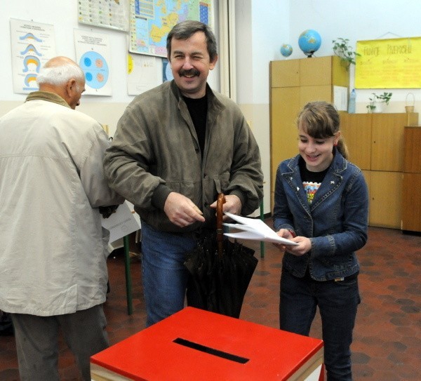 W lokalu nr 28 przy ulicy Dąbrowskiego głosował Andrzej Kopacki. Do lokalu zabrał czternastoletnia córkę Patrycja. Niech się uczy. Sama będzie mogła głosować już za cztery lata.