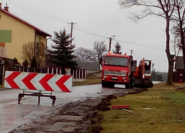 Firma Budromost ze Starachowic zaczęła pierwsze prace przy modernizacji odcinka drogi w Kopcu koło Kazanowa.