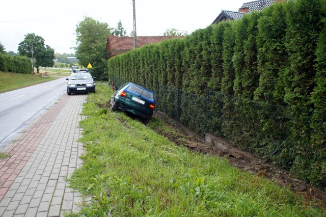 Dzisiaj przed południem (23.06), z niewyjaśnionych dotąd przyczyn, kierująca osobowym VW Polo, wjechała do rowu w Bruskowie Wielkim, uszkadzając w niewielkim stopniu płot prywatnej posesji. W zdarzeniu na szczęście nikt nie ucierpiał.