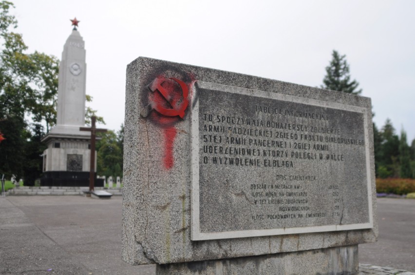 Jeden z pomników - z zamazaną farbą sowieckim symbolem...